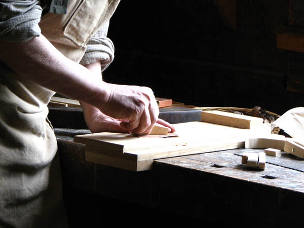 Nuestro equipo de profesionales cuenta  con muchos años de contrastada <strong>experiencia</strong> en el sector de la <strong>carpintería de madera en Gimileo</strong>.